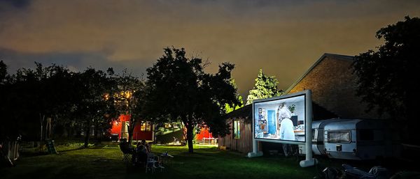Kino plenerowe w ogrodzie wieczorem – seans na dmuchanym ekranie